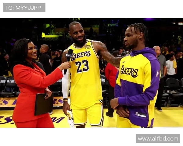 詹姆斯父子同台倒计时布朗尼正式宣布参加NBA选秀引发热议