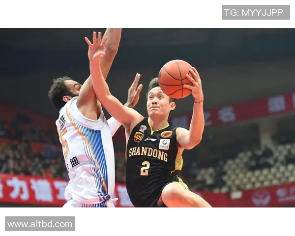 丁彦雨航在对阵北京的比赛中展现出色表现引发球迷热议 丁彦雨航在对阵北京的比赛中展现出色表现引发球迷热议