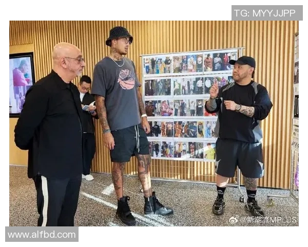 凯尔库兹马如何在NBA赛场上展现个人风采与团队合作精神